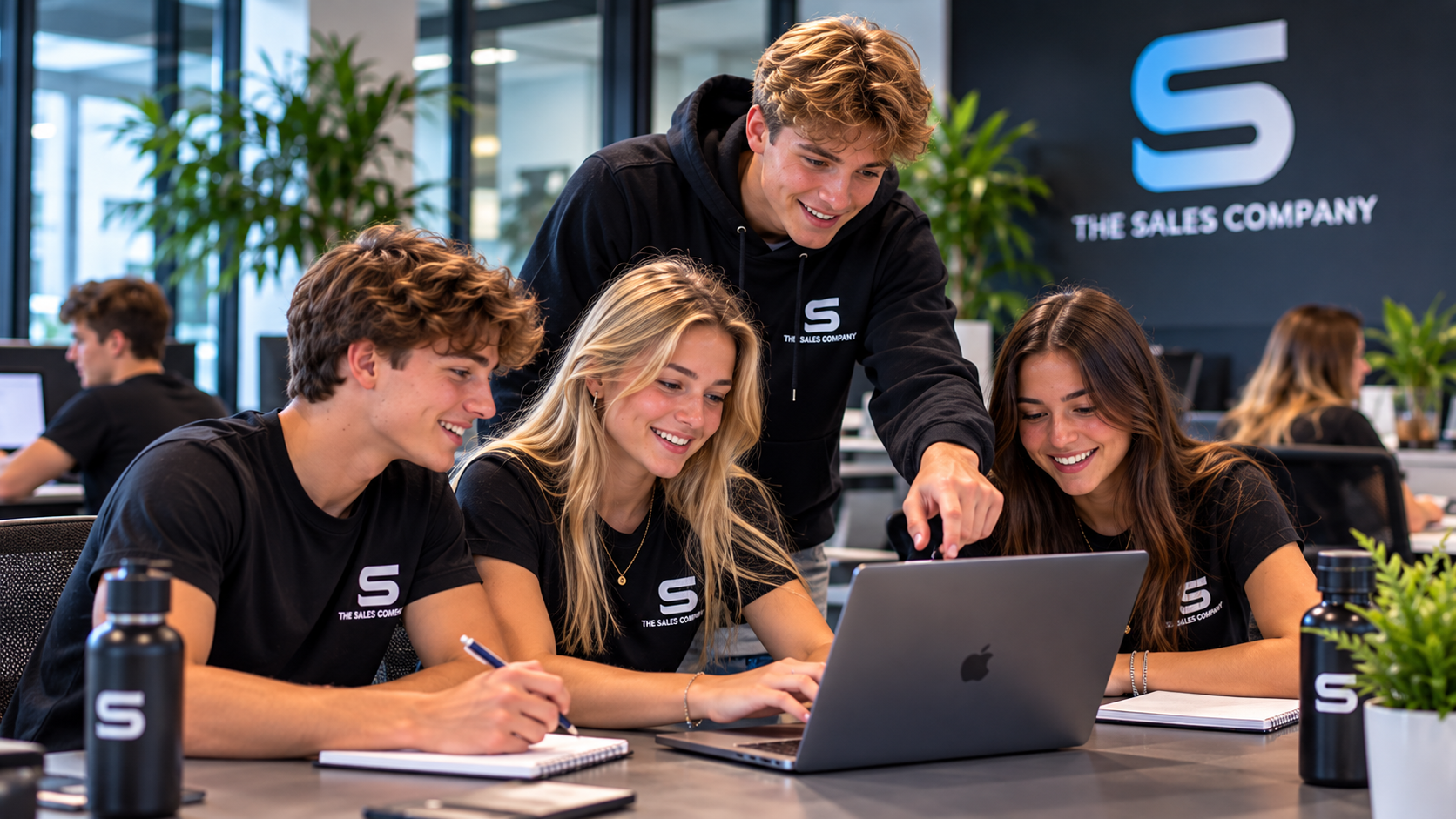 Collega’s van The Sales Company Amersfoort werken samen